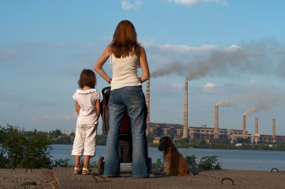 family_pollution-580x386